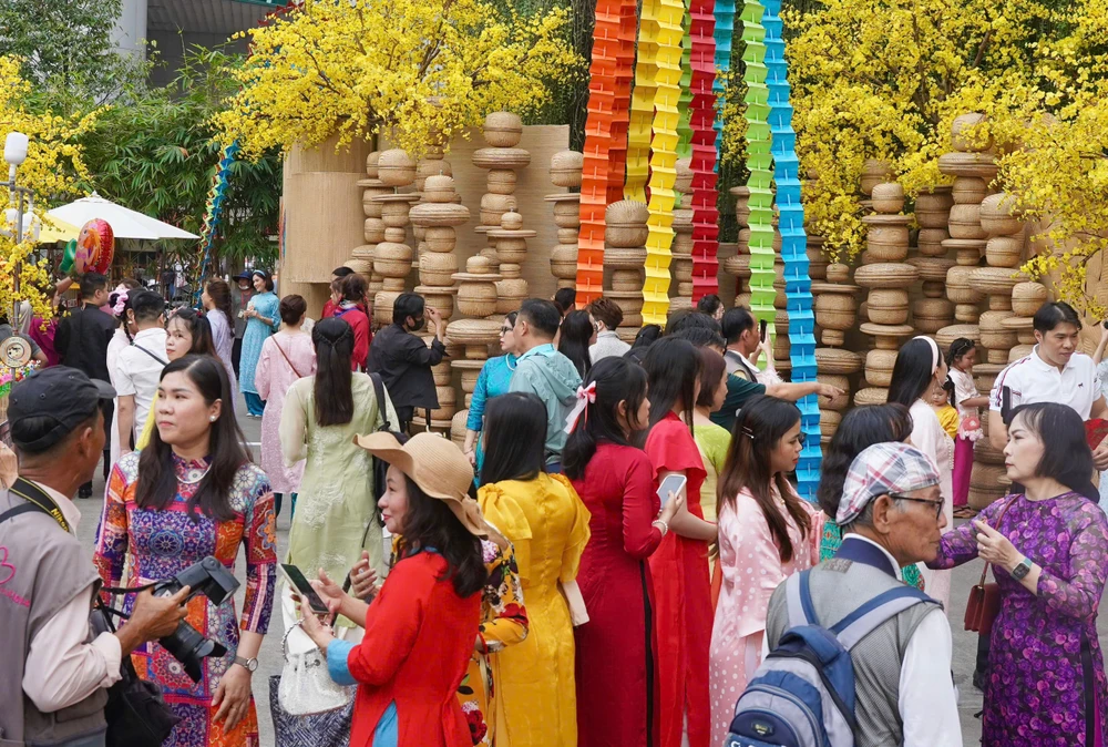 Nàng thơ xúng xính áo dài check-in phố ông Đồ TP.HCM ngày cuối tuần