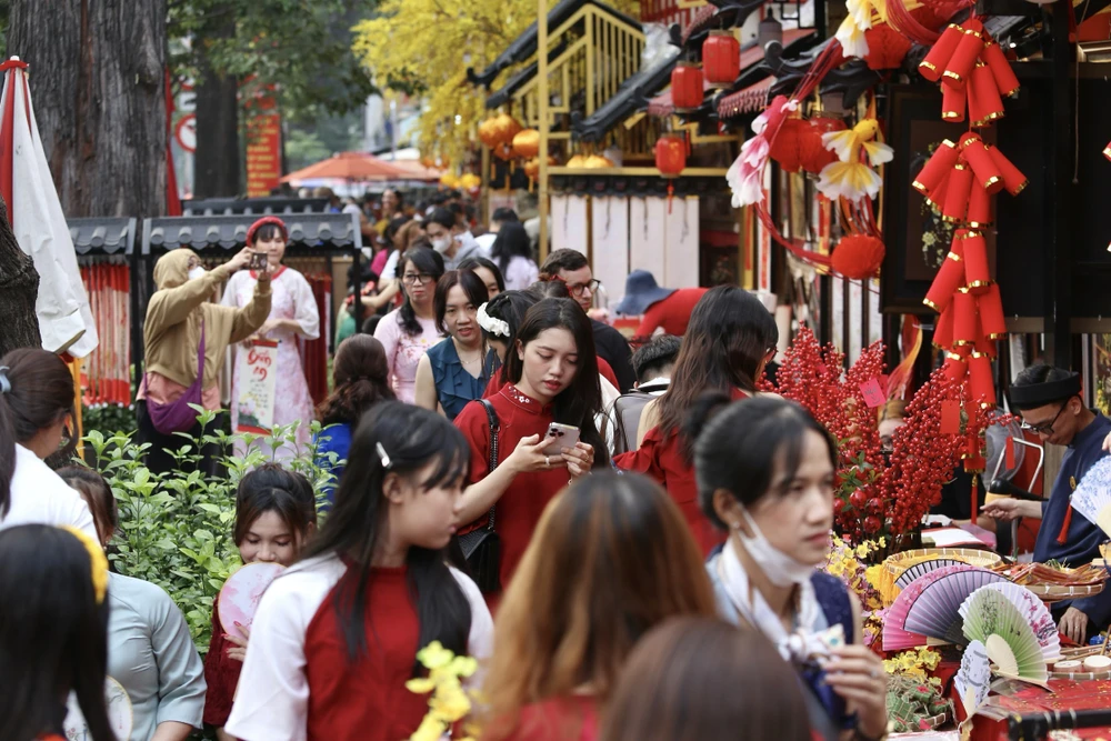 Nàng thơ xúng xính áo dài check-in phố ông Đồ TP.HCM ngày cuối tuần