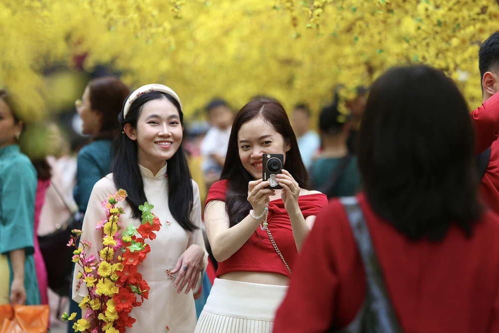 Nàng thơ xúng xính áo dài check-in phố ông Đồ TP.HCM ngày cuối tuần