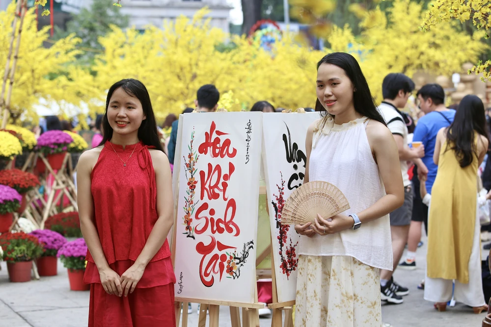 Nàng thơ xúng xính áo dài check-in phố ông Đồ TP.HCM ngày cuối tuần