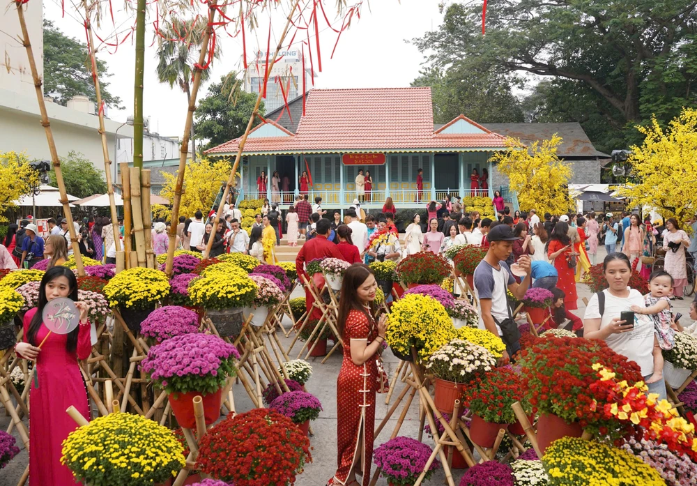 Nàng thơ xúng xính áo dài check-in phố ông Đồ TP.HCM ngày cuối tuần