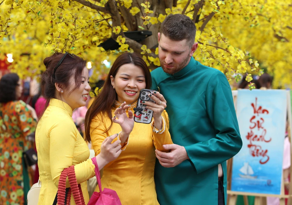 Nàng thơ xúng xính áo dài check-in phố ông Đồ TP.HCM ngày cuối tuần