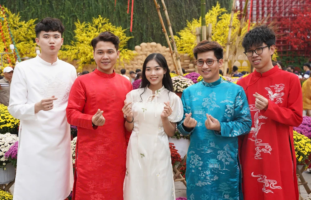 Nàng thơ xúng xính áo dài check-in phố ông Đồ TP.HCM ngày cuối tuần