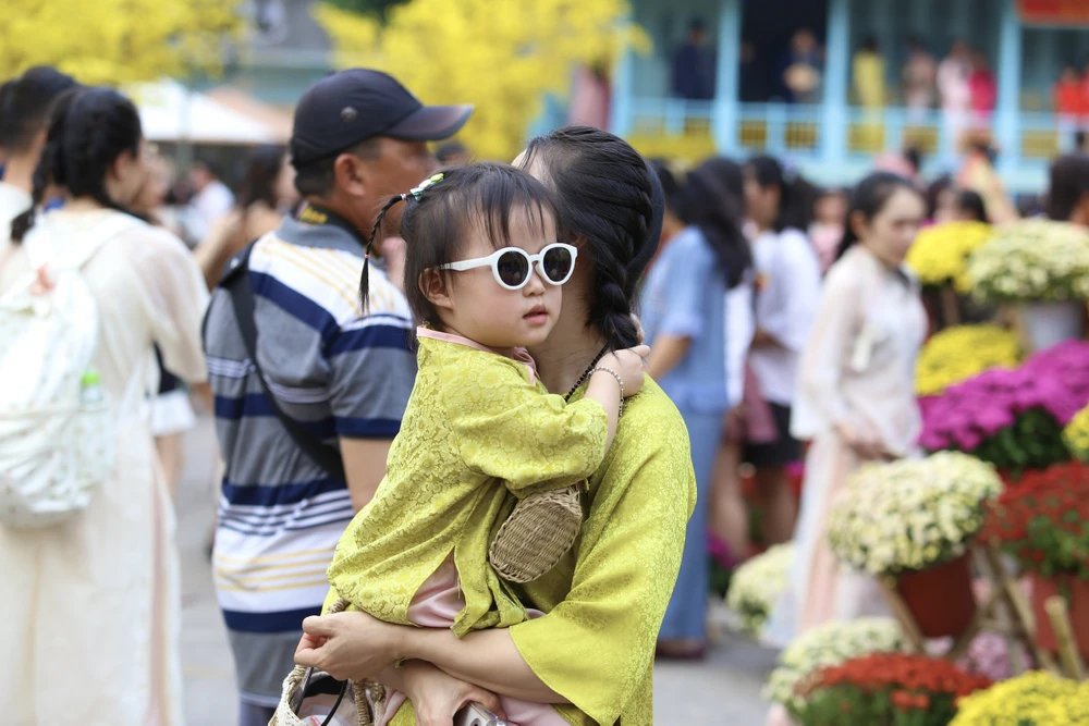 Nàng thơ xúng xính áo dài check-in phố ông Đồ TP.HCM ngày cuối tuần