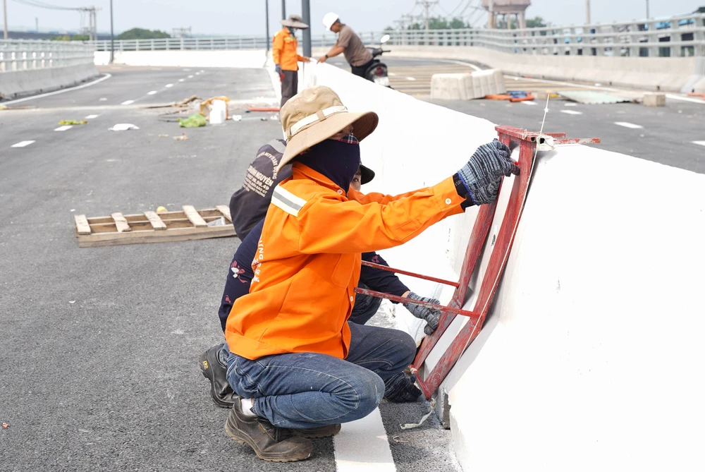 Diện mạo tuyến đường Trần Quốc Hoàng nối sân bay Tân Sơn Nhất trước ngày thông xe