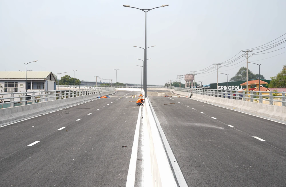 Diện mạo tuyến đường Trần Quốc Hoàng nối sân bay Tân Sơn Nhất trước ngày thông xe