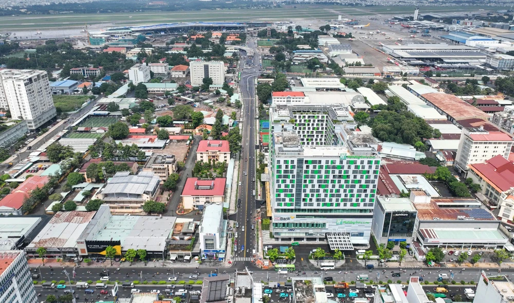 Diện mạo tuyến đường Trần Quốc Hoàng nối sân bay Tân Sơn Nhất trước ngày thông xe