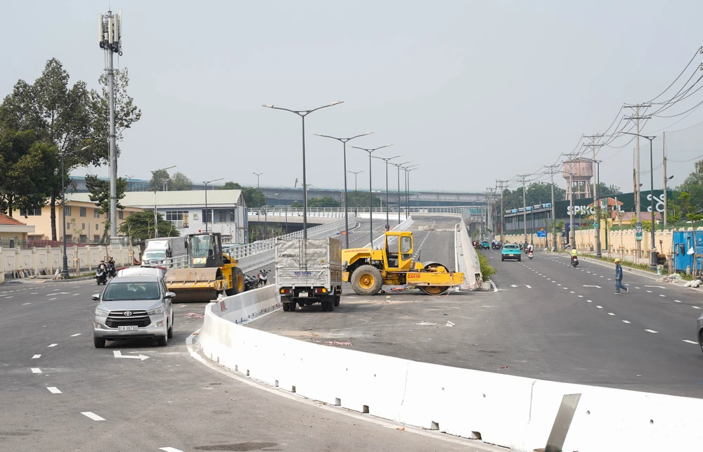 Diện mạo tuyến đường Trần Quốc Hoàng nối sân bay Tân Sơn Nhất trước ngày thông xe