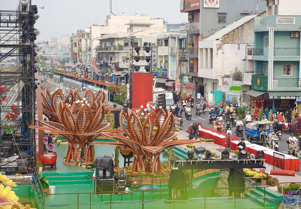 TP.HCM: Chợ hoa xuân 'trên bến dưới thuyền' tất bật mua bán những ngày giáp Tết
