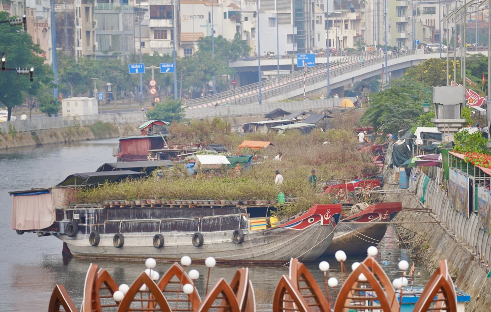 Tren-ben-duoi-thuyen (13).JPG