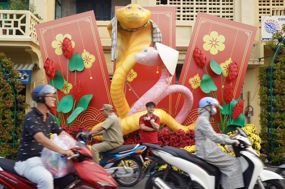 Tren-ben-duoi-thuyen (14).JPG