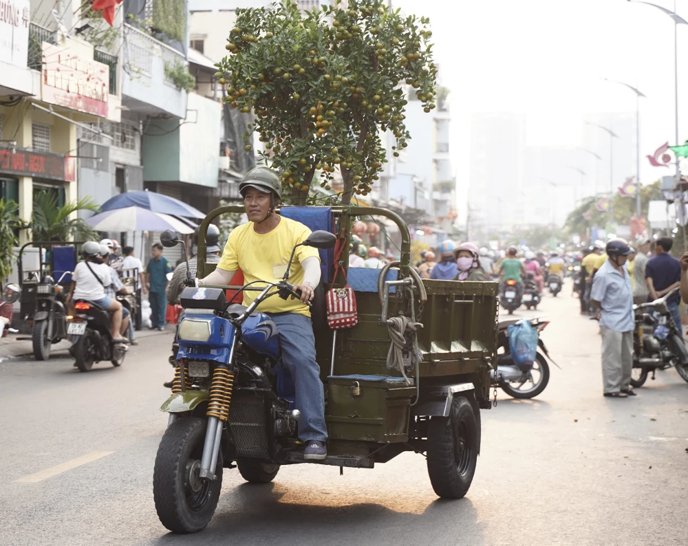 TP.HCM: Chợ hoa xuân 'trên bến dưới thuyền' tất bật mua bán những ngày giáp Tết