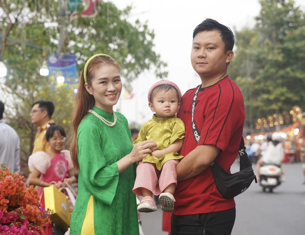 Tren-ben-duoi-thuyen (6).JPG