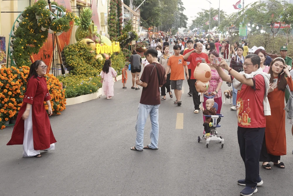 TP.HCM: Chợ hoa xuân 'trên bến dưới thuyền' tất bật mua bán những ngày giáp Tết