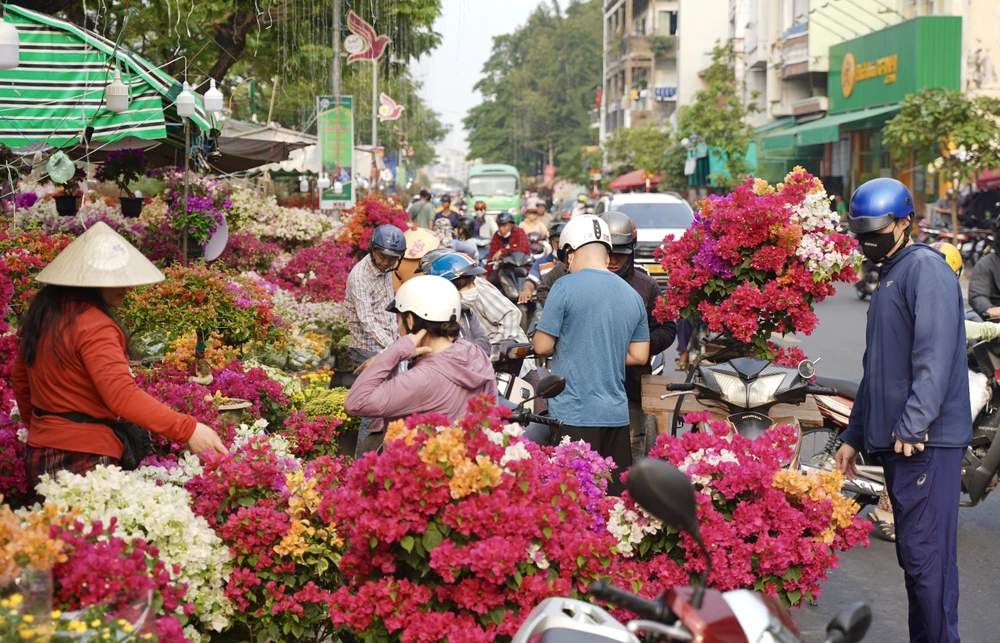 Tren-ben-duoi-thuyen (8).JPG