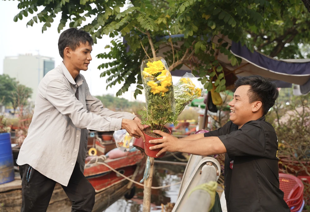 Tren-ben-duoi-thuyen (9).JPG