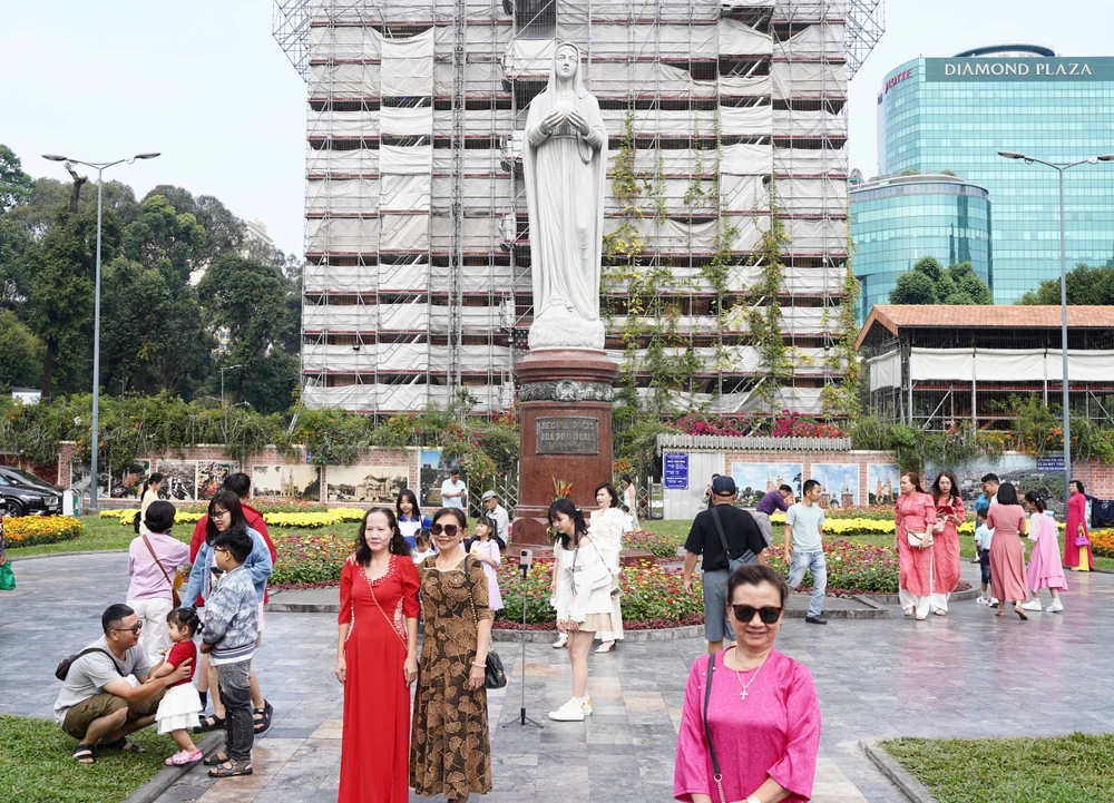 TP.HCM trong ngày đầu năm mới Tết Nguyên đán Ất Tỵ 2025