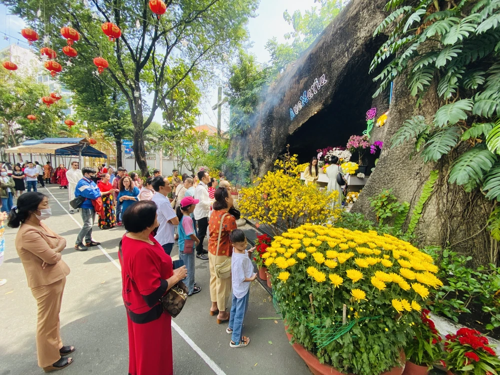 TP.HCM trong ngày đầu năm mới Tết Nguyên đán Ất Tỵ 2025