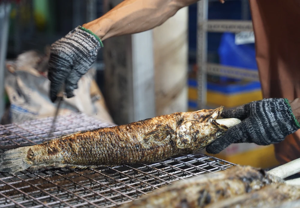 Phố “cá lóc nướng” TP.HCM xuyên đêm chuẩn bị hàng nghìn con cá trước ngày vía Thần Tài