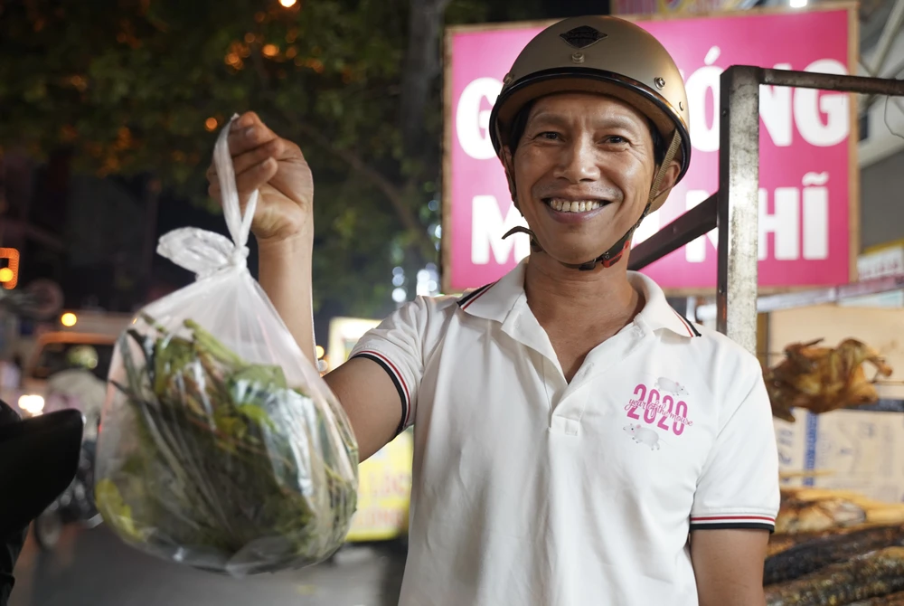 Phố “cá lóc nướng” TP.HCM xuyên đêm chuẩn bị hàng nghìn con cá trước ngày vía Thần Tài