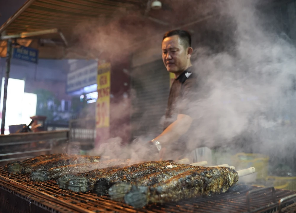 Phố “cá lóc nướng” TP.HCM xuyên đêm chuẩn bị hàng nghìn con cá trước ngày vía Thần Tài