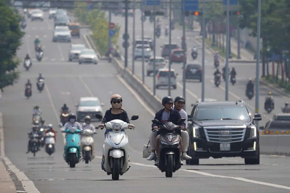 Nhiều nơi tại TP.HCM chìm trong sương mù bao phủ