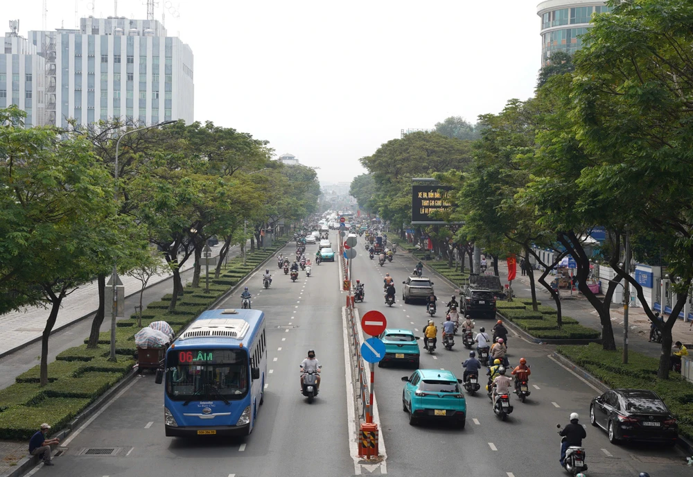 Nhiều nơi tại TP.HCM chìm trong sương mù bao phủ