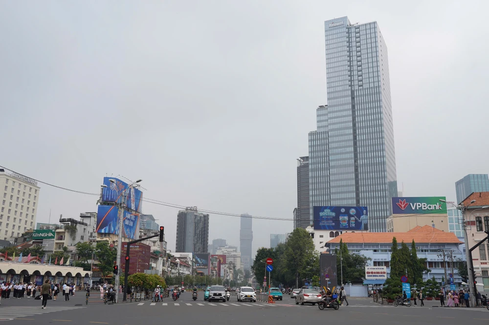 Nhiều nơi tại TP.HCM chìm trong sương mù bao phủ