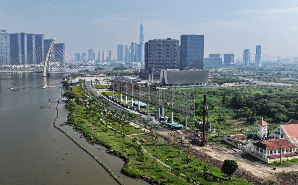 Toàn cảnh khu vực sắp khởi công cầu đi bộ qua sông Sài Gòn trị giá gần 1.000 tỷ