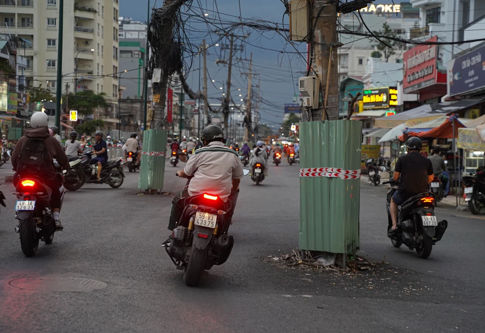 Lái xe luồn lách qua 'ma trận' chướng ngại vật giữa đường ở TP.HCM