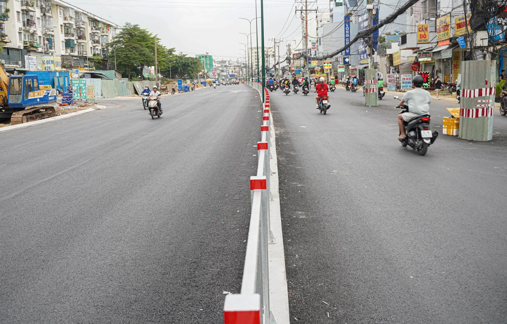 TP.HCM: Người dân mong sớm di dời hàng chục cột điện nằm giữa mặt đường Dương Quảng Hàm