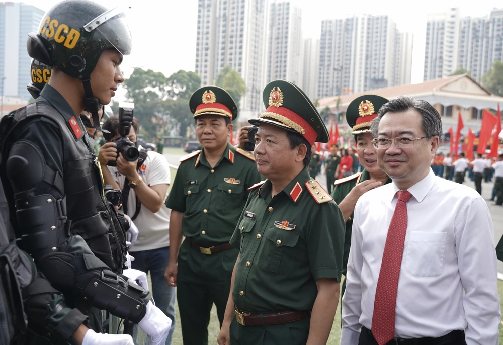 Hình ảnh lãnh đạo Bộ Quốc phòng, Quân khu 7, TP.HCM dự Lễ ra quân huấn luyện 2025