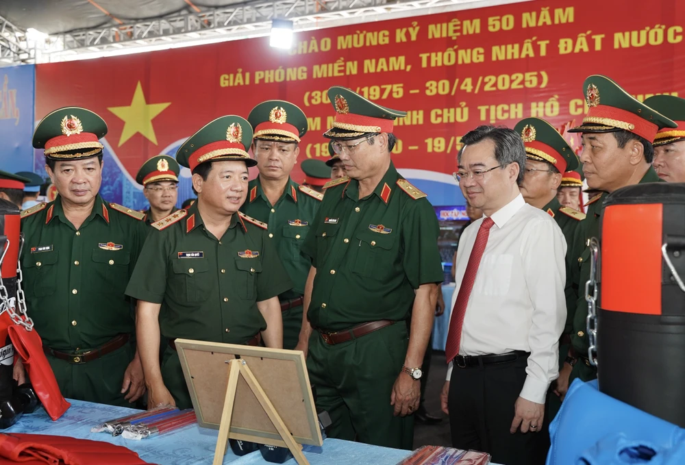 Hình ảnh lãnh đạo Bộ Quốc phòng, Quân khu 7, TP.HCM dự Lễ ra quân huấn luyện 2025