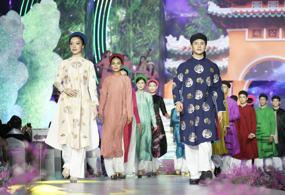 Hàng trăm bộ Áo dài được trình diễn tại Lễ hội Áo dài TP.HCM lần thứ 11