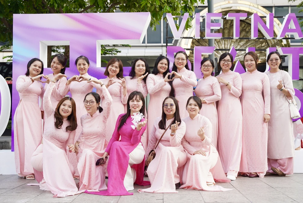 Dong-dien-Ao-dai (1).JPG