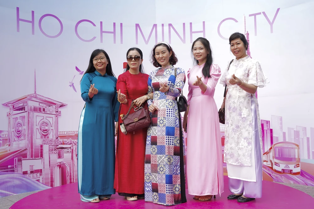 Hơn 3.000 người đồng diễn dân vũ với Áo dài tại TP.HCM