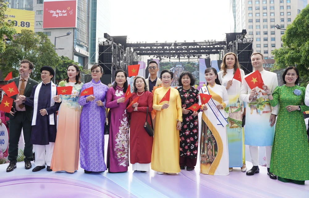 Hơn 3.000 người đồng diễn dân vũ với Áo dài tại TP.HCM