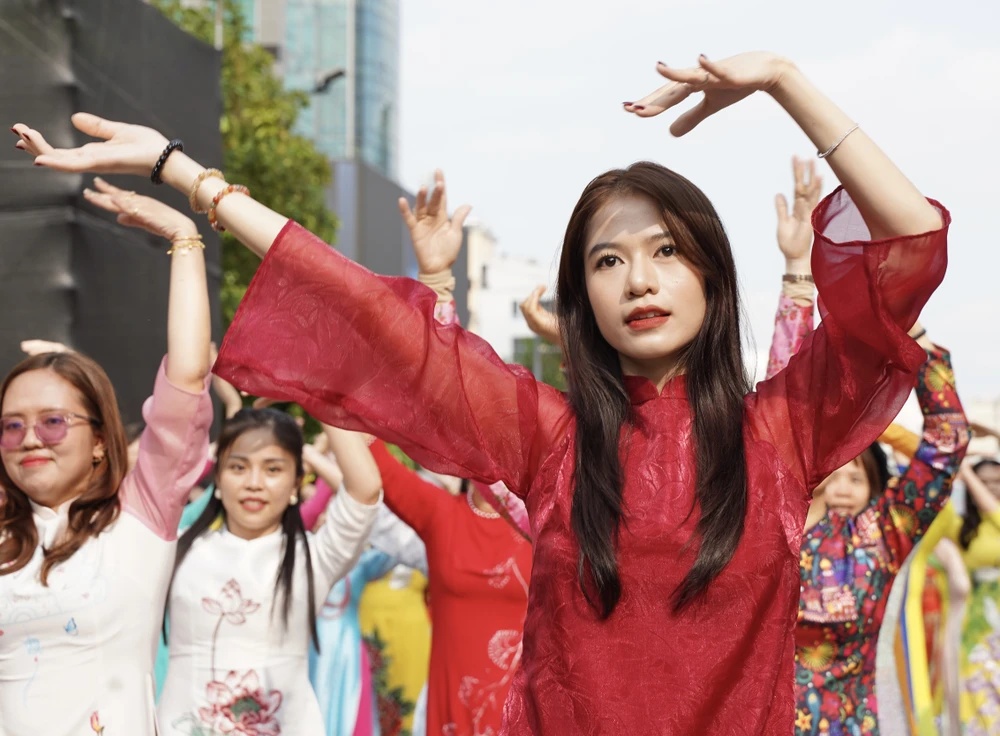 Hơn 3.000 người đồng diễn dân vũ với Áo dài tại TP.HCM