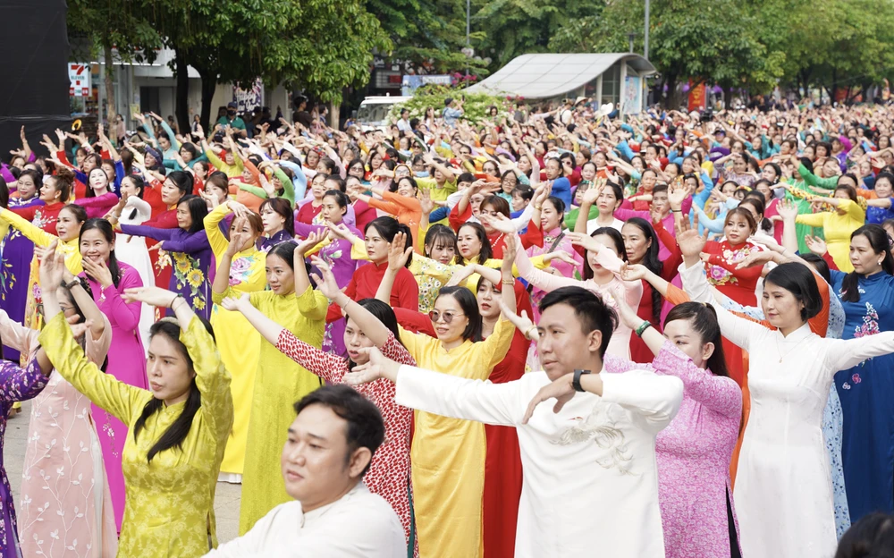 Dong-dien-Ao-dai (7).JPG