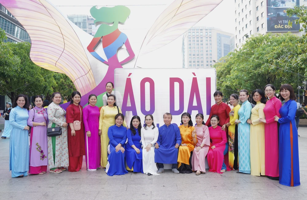 Hơn 3.000 người đồng diễn dân vũ với Áo dài tại TP.HCM
