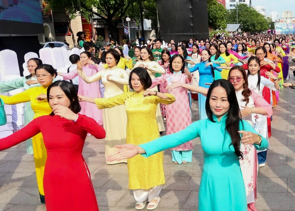 Dong-dien-dan-vu-Ao-dai (1).jpg