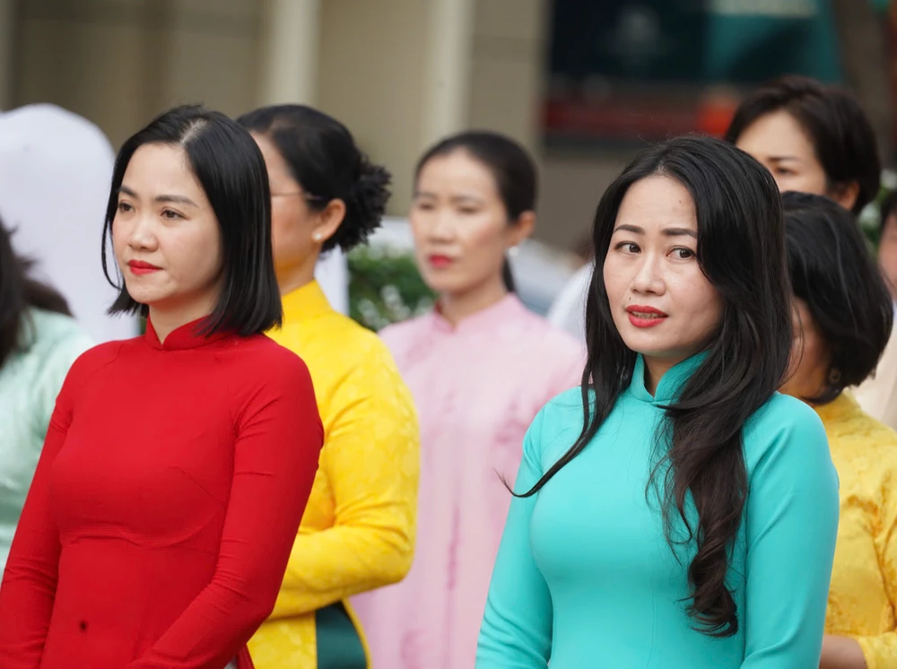 dong-dien-dan-vu-ao-dai (3).jpg