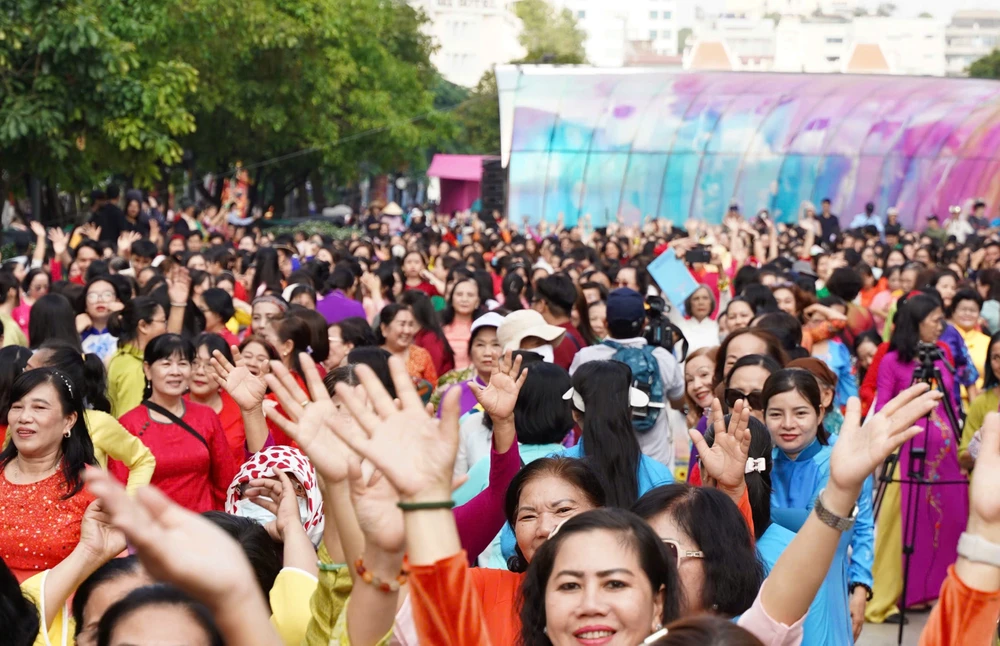 dong-dien-dan-vu-ao-dai (4).jpg