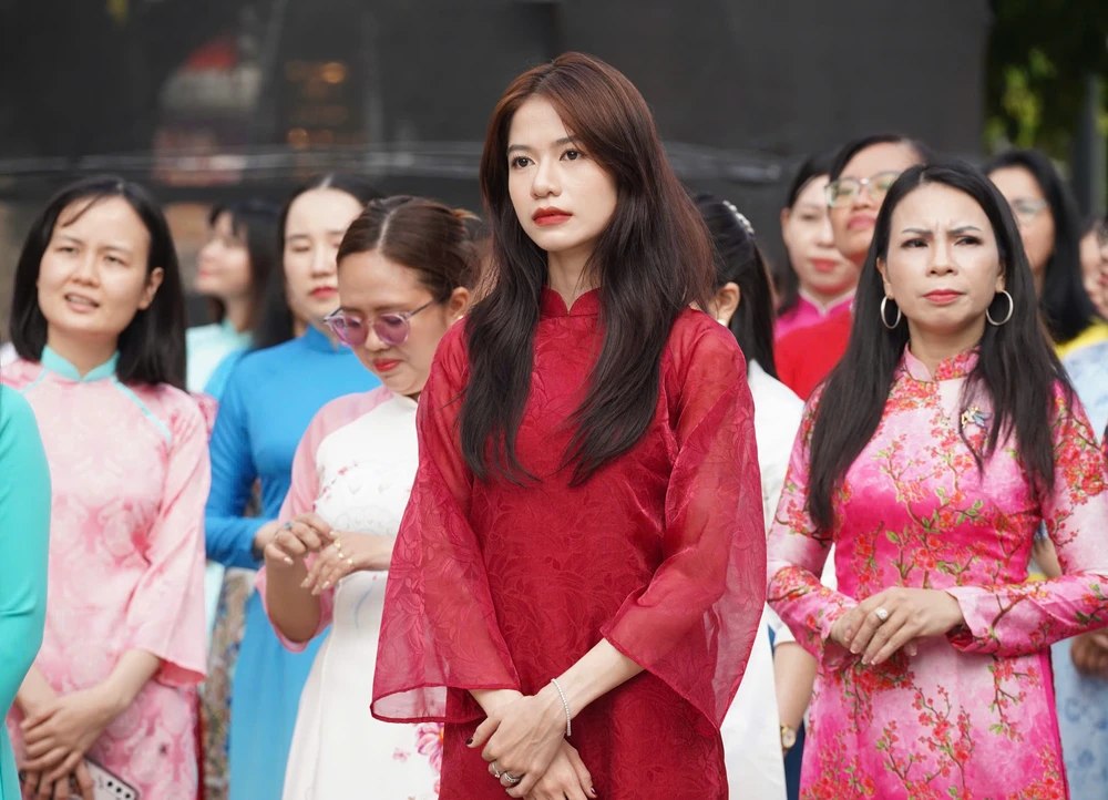 dong-dien-dan-vu-ao-dai (5).jpg