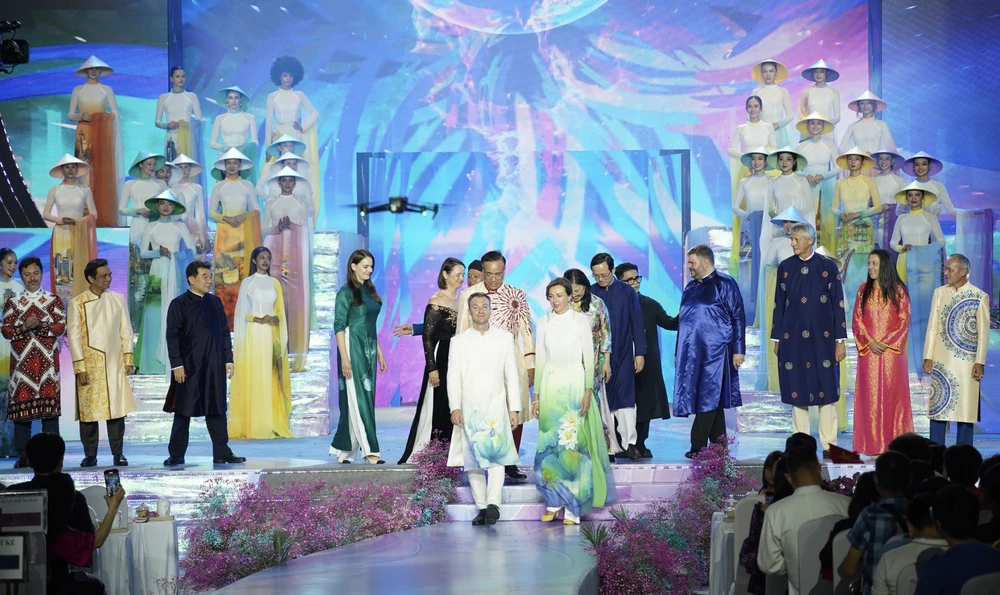 Hàng trăm bộ Áo dài được trình diễn tại Lễ hội Áo dài TP.HCM lần thứ 11