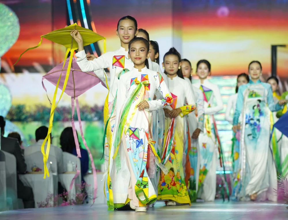 Hàng trăm bộ Áo dài được trình diễn tại Lễ hội Áo dài TP.HCM lần thứ 11