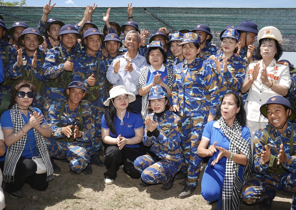Quỹ học bổng Vừ A Dính thăm, tặng quà chiến sĩ tân binh Lữ đoàn 101, Vùng 4 Hải quân