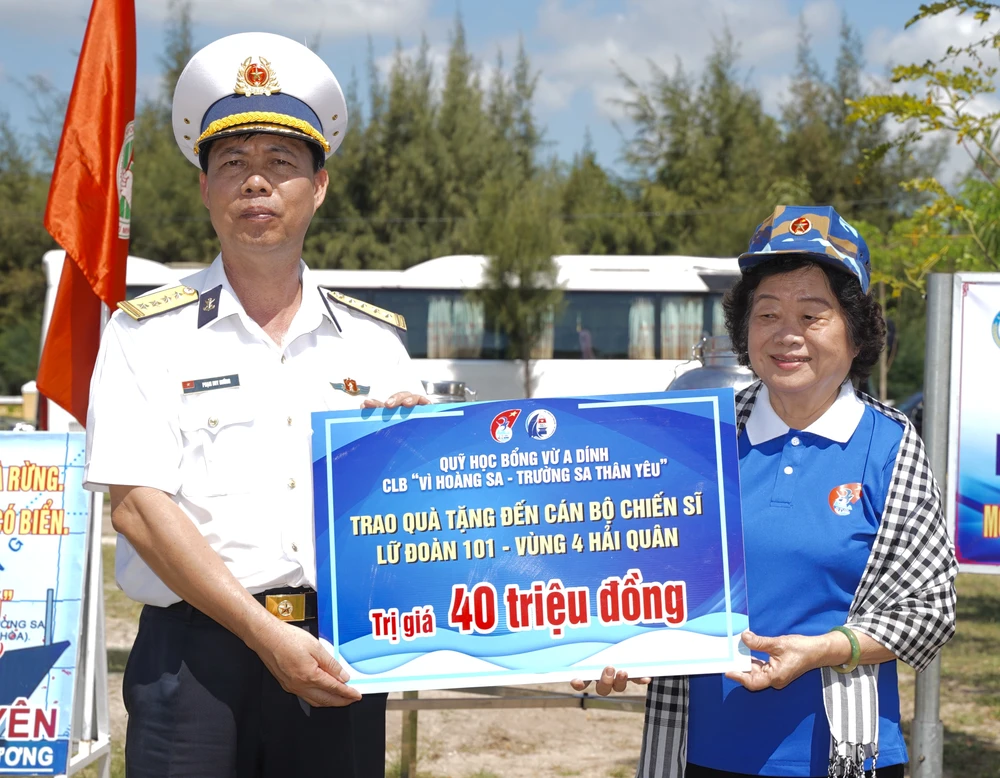 Quỹ học bổng Vừ A Dính thăm, tặng quà chiến sĩ tân binh Lữ đoàn 101, Vùng 4 Hải quân