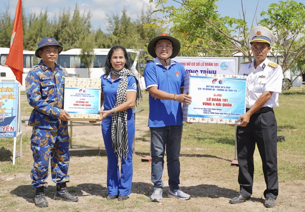 Quỹ học bổng Vừ A Dính thăm, tặng quà chiến sĩ tân binh Lữ đoàn 101, Vùng 4 Hải quân