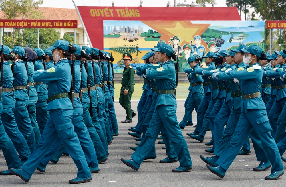 Những 'bóng hồng' khối nữ du kích miền Nam đội nắng tập luyện cho lễ kỷ niệm 30-4